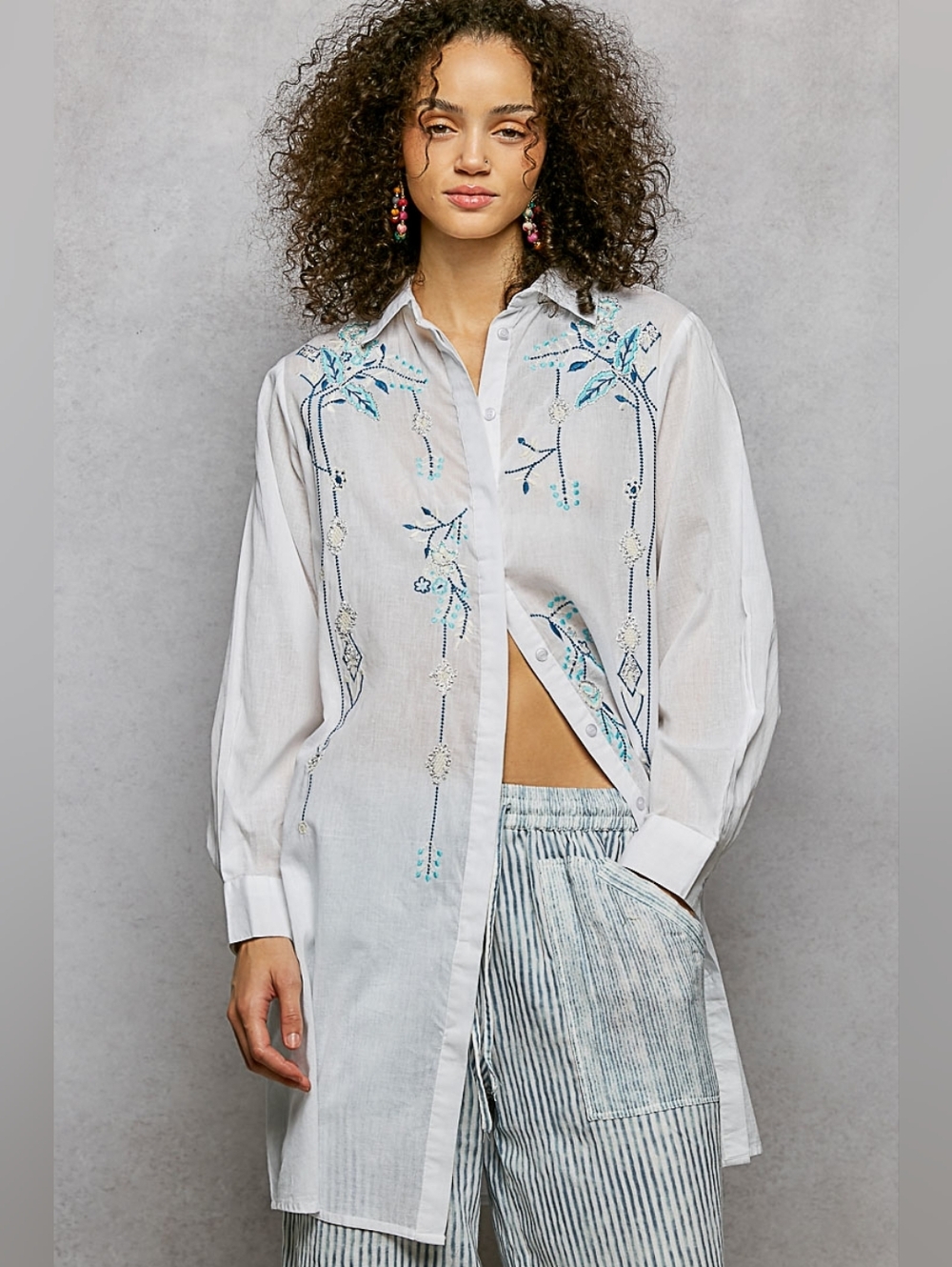3-0527 POL Cotton Beachy Embroidered Floral Vines Blue And White Tunic Top